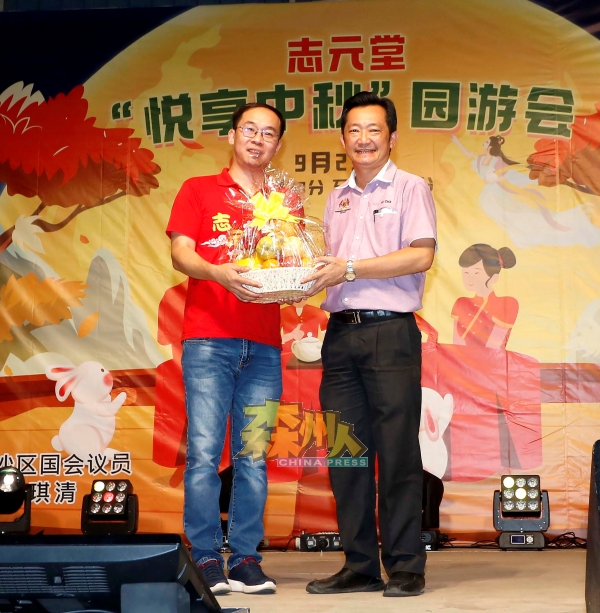杨国文（左）赠送水果礼篮予开幕嘉宾谢琪清。