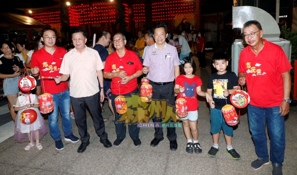 谢琪清（左4）偕同孩子和其他嘉宾，一同参与提灯游行；左起是杨国文、叶耀荣和张源富，右是崔伟成。