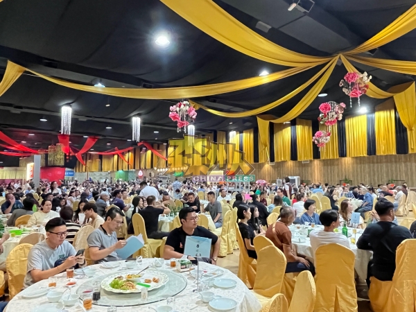 芙蓉S2新城工商俱乐部置业基金联欢晚宴，场面热闹。
