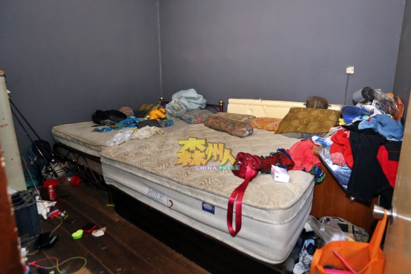 由于欧氏患病，身体无力，无法收拾住家，以致卧室的物品堆积在各处。