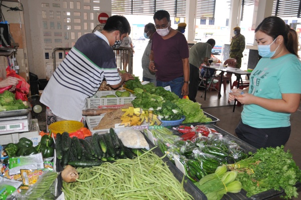 蔬菜价格会因天气及收成有所浮动，价格有时候上升有时候下降。（档案照）