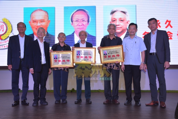 森州潮州会馆颁发纪念品予3位永久名誉会长，右起林文良、谢琪清、谢立意、张金祥、马雅泉、蔡求杉、陈锦安。