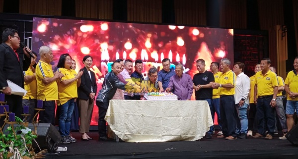 庆祝晏斗竹林观音庙成立46周年纪念，台上嘉宾齐齐切下蛋糕。