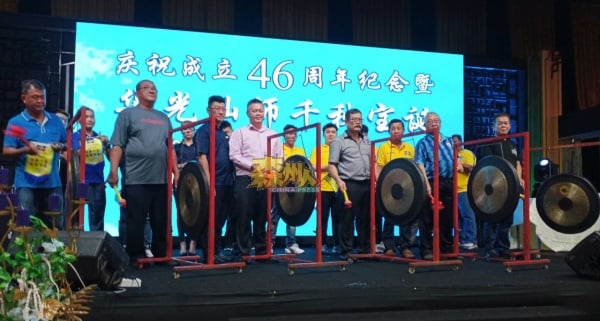 台上嘉宾进行鸣锣和拉彩炮仪式；前排左3起尹天俊、吴金财、邢益华。