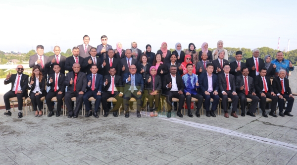 24名新任波德申市议员与波德申市议会各部门主任。