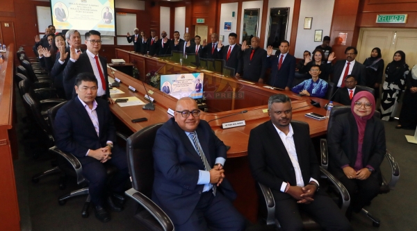 朱建华（坐者左起）、费沙、阿鲁古马、哈斯琳娜、拉惹斯卡兰及杨文来，见证团结政府波德申24名新任市议员宣誓就职。