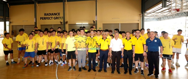 参与“三人篮球赛黄氏杯”的30支队伍参赛者与嘉宾合摄。
