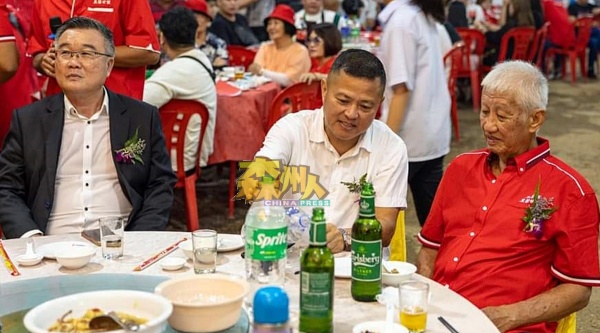 波德申直落甘望三忠祠举办2023年联欢晚宴，获得马来西亚金兰总会总会长陈财鑫（中）出席捧场，左为卓鸿春，右为刘文成。