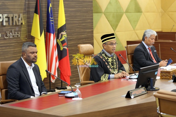 阿鲁古马（左起）、马斯里及马斯米迪亚万出席芙蓉市议员宣誓就职典礼。