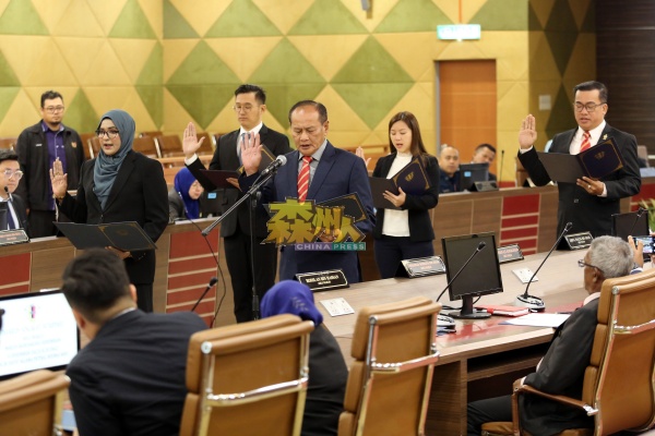 哈欣鲁斯迪（前排站者右）带领4名市议员宣誓就职，前排站者右为拉蒂花，后排站者右起欧开忠、杨媚婷及黄健玮。