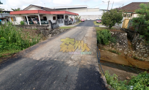 芙蓉市政局获拨款在道路铺上沥青后，接下来将在桥梁两旁装设栏杆，提高道路使用安全。