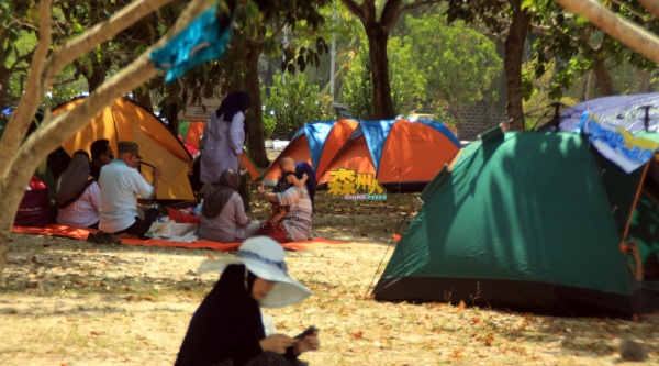波德申海边在周末及假日吸引很多民众前来搭建帐篷露营。