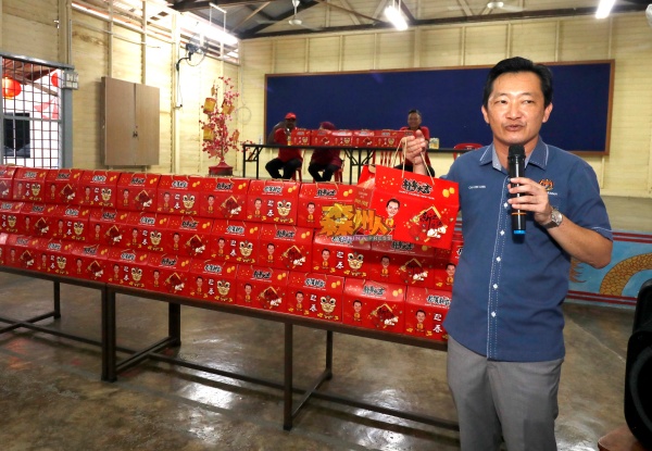 谢琪清推出别出心裁的龙年礼盒，作为龙年贺礼送给选区内的贫老及民众。