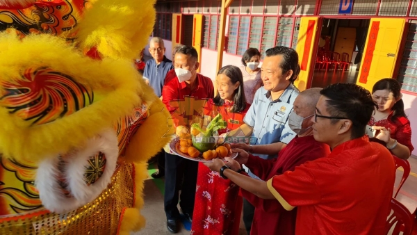 谢琪清（右3）主持舞狮采青仪式；右起刘伟成、林天山、黄宝仪、谢玉山等。