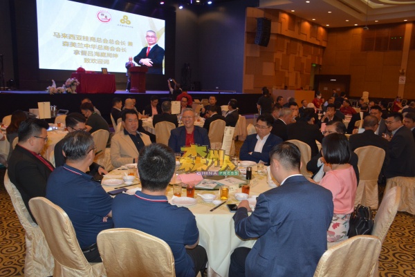 南宁代表团与商会代表们于晚宴上进行交流，促进两国经贸活动。