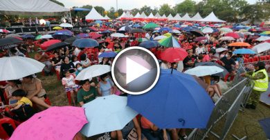 “PARTY龙龙WAY”元宵派对 热情民众雨中撑伞观赏表演