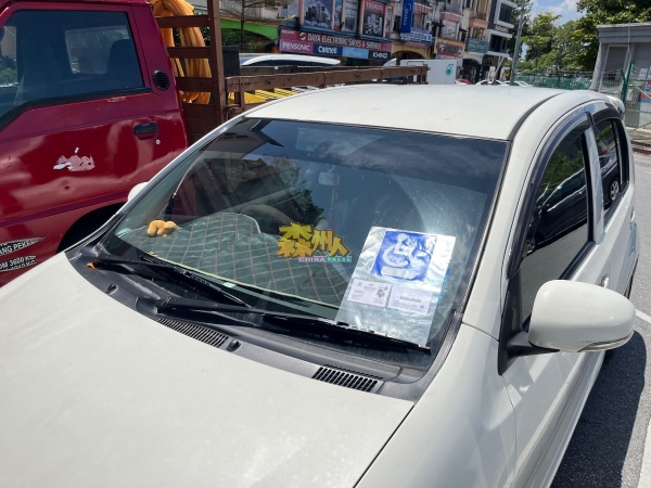 江玉权没像一般残疾人士长时期把OKU贴纸贴在轿车前后挡风玻璃上，只在要停泊在OKU泊车位时才会取出放在轿车仪表板上。