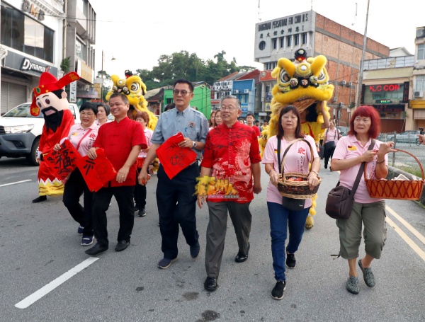 森华堂理事会成员在黄俊棠（前排左3）的率领下，沿街送福予民众；右3是周世扬。