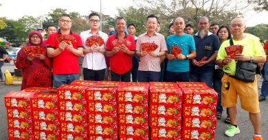 派年柑红包迎庆龙年 议员村委会拉杭新村拜年