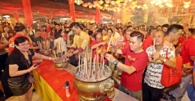 年卅祈愿点龙香 芙神庙人头攒动热到爆