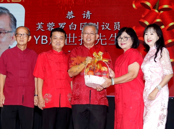 彭友娣（右2）与赵志光（左2）感谢周世扬（中）赞助新春活动，右是张瑂恋和李国辉。