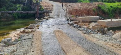 擅用石头填河让罗厘过桥 河水污浊 居民投诉