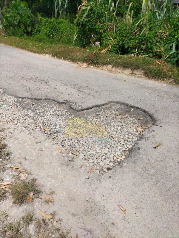 村内马路出现大小路洞，对村民行驶时带来安全威胁。