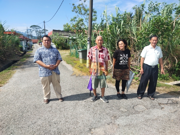 郑振胜（左）前往现场巡视，李少明（右起）、梁丽娟、谭云钦向他反映村内所面对的问题。