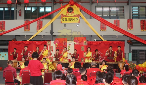 三民华小廿四节令鼓队以澎湃的鼓声，为大会掀开序幕。