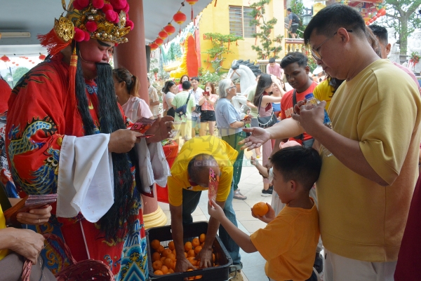 蜈蚣山天师宫每年正月初一必安排财神爷派柑、派红包，广受香客的欢迎。