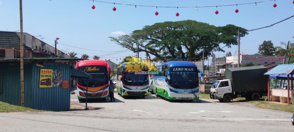  蜈蚣山山下泊满旅游巴士，一问之下才知是吉隆坡善信特别组团，前来天师宫上香祈福。