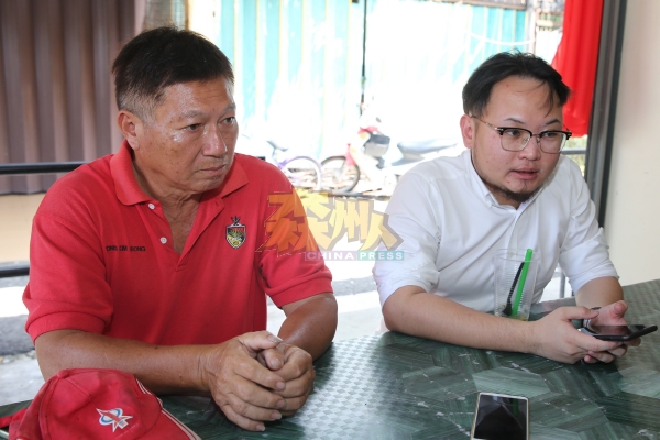 林骏荣（右）呼吁武来岸新村巴刹摊主开档营业，若是面对开档问题，可联络他本人；左是杨锦良。