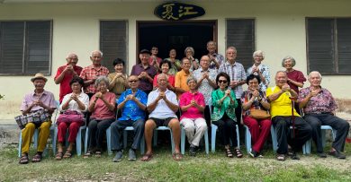 80岁老同学 年年来场“千岁聚会”