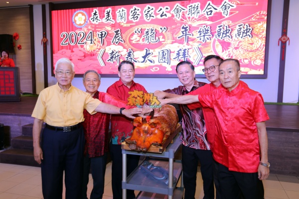 黄思华（左起）、陈怀国、黄新发、叶耀荣、黄俊棠和黄国强在新春大团拜活动上联合主持切金猪仪式。