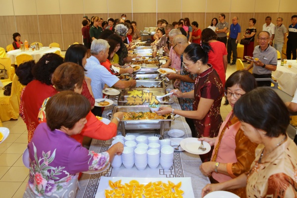 森客联会以自由餐，招待出席新春大团拜的嘉宾及乡贤。