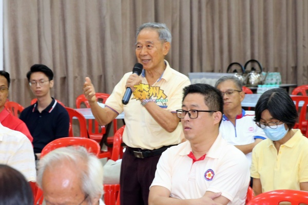 森美兰梅江五属会馆会长陈怀国在会上积极提问。