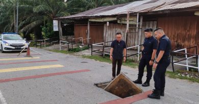 吁噜峇玲珑大街路中央 2井盖被撬 疑偷电缆