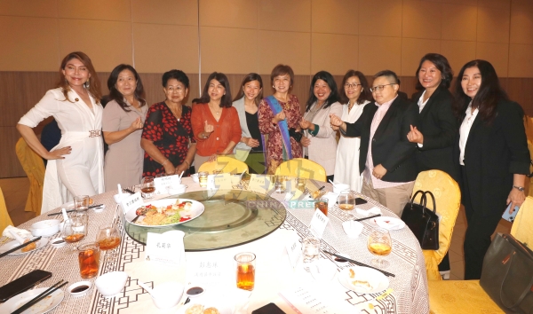 在政商界的女性组成“全女将”的合照，左为孔鞠华、左5起杨嵋婷、陈丽群、叶小瑂。