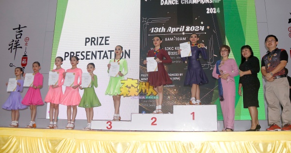 其中一组别的8名参赛者获颁奖牌和奖状；右起是杨舜航、曾玉美及陈丽群。
