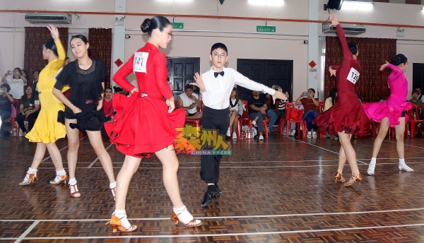 参赛者展现苦练的舞姿，以争取在赛场上成功出线的机会。
