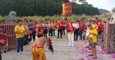 镇江宫迎神回銮 逾300人参与游行