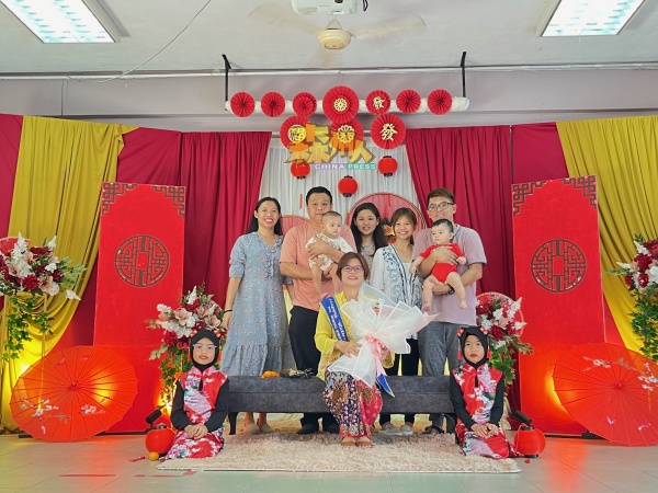 拉务庄逊国小老师以充满中华文化色彩红彤彤扇子、雨伞布置舞台，王瑞玲老师的3名女儿、女婿与外孙一起在舞台上合照。