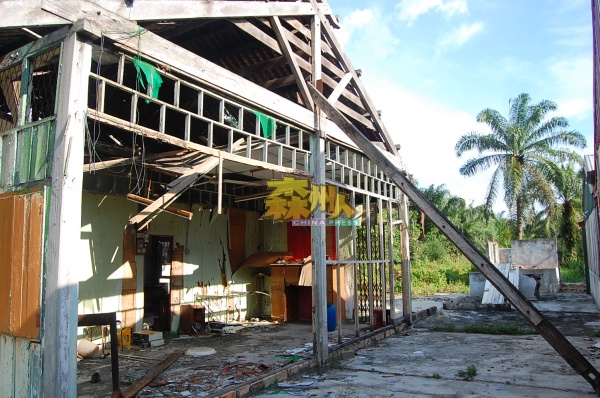 榕吉中学自动停办后，教室一度改为住家，因没人住已经破损。