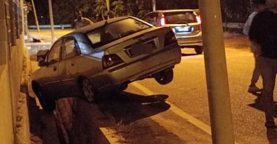 淡边近来频频发生 车撞入沟  无伤亡