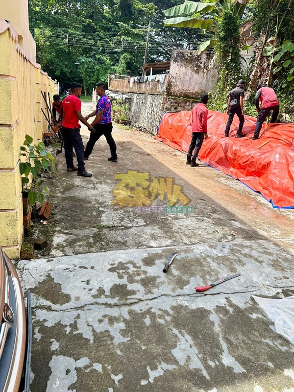 芙市政局接获投诉，隔日马上派人前来铺盖帆布，避免雨天加剧坍塌情况。