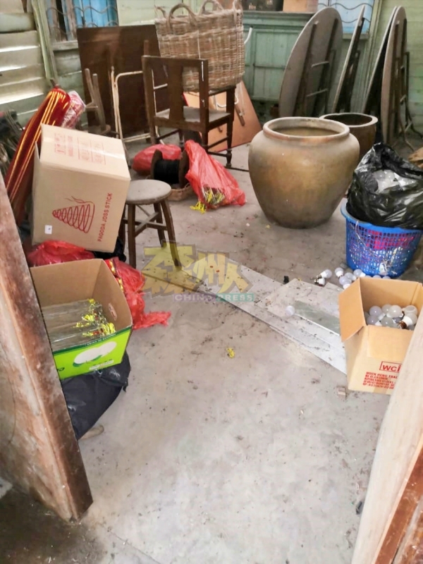 储藏室内的水缸、杂物等，都被小偷偷走。