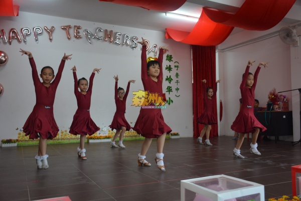 学生在教师节庆典上，呈献舞蹈表演。