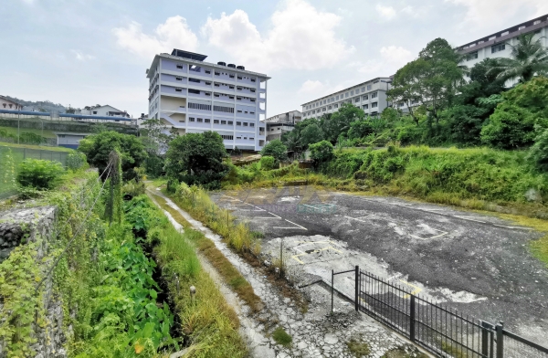 芙中教职员宿舍大楼旁Lot 4569地段，地段面积为2万419平方尺，卖方建议价格为每平方尺65令吉，总地段价值为132万7926令吉。