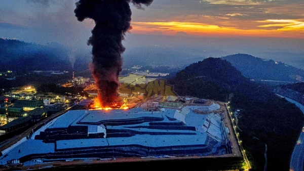 武吉那纳废料中心三度发生大火灾，朝野议员质疑中心设置地点的适宜性。