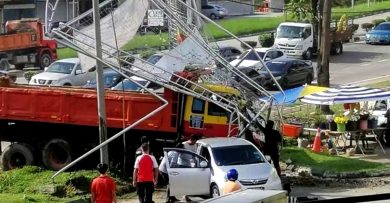芦骨美堡城通雪邦路口再出意外 罗厘失控撞巨型广告架